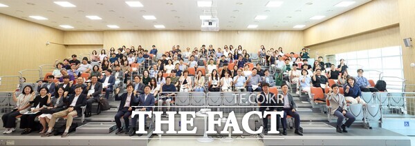 대전 대덕구는 10일 석봉복합문화센터 다목적홀에서 전국 도시재생 관계자와 전문가 150여 명이 참석한 가운데 ‘지역맞춤 도시재생을 위한 정책 세미나’를 개최했다./대덕구