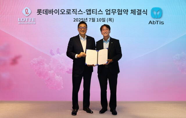롯데바이오로직스는 동아쏘시오그룹 계약 항체약물접합체(ADC) 개발 기업인 앱티스와 업무협약(MOU)를 체결했다고 11일 밝혔다. 사진은 박제임스 롯데바이오로직스 대표와 한태동 앱티스 대표. /롯데바이오로직스