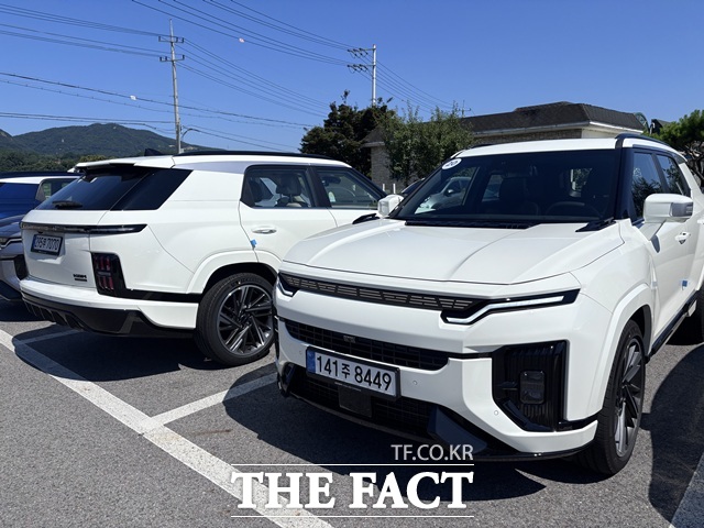 지난 11일 경기 양평군의 한 카페 주차장에 정차 중인 액티언 하이브리드. 쿠페형 루프라인과 수평형 테일램프가 후면의 와이드한 비율을 강조한다. /황지향 기자