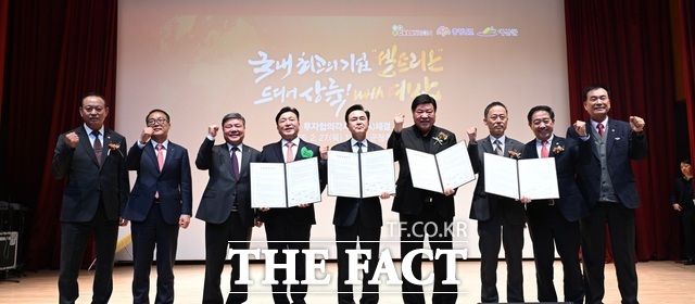 2025년 2월 27일 예산군청 2층 추사홀에서 셀트리온 측과 투자협약 체결식 후 기념촬영을 하고 있는 모습. /예산군.