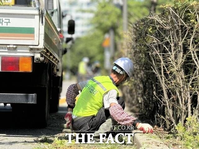안창호 국가인권위원회(인권위) 위원장이 폭염 속 야외에서 일하는 노동자가 잇따라 사망하자 정부에 실효성 있는 대책 마련을 촉구했다. 사진은 33도가 넘는 이날 야외에서 일하는 노동자 모습. /정인지 기자