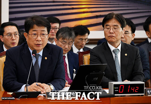 박상우(왼쪽) 국토부 장관은 지난달 25일 현대건설의 행위가 국가계약법상 위반 여부를 포함해 부정당업자(계약을 이행하면서 부실 또는 위법행위를 한 자) 제재 대상이 되는지 살펴보고 있다고 말했다. /배정한 기자