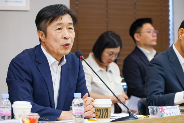 서초구는 10일 구청 대회의실에서 축제 추진위원회를 공식 출범시키고 첫 회의를 열었다. /서초구