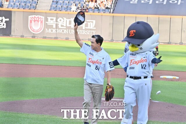 10일 한화이글스 홈구장인 대전한화생명볼파크에서 열린 충남도립대의 날 행사에서 김태흠 충남도지사가 시구하기 전 관중들에게 인사를 하고 있다. /충남도립대