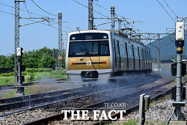 11일 오전 서울 강서구 9호선 개화 차량기지에서 철도 온도가 48도를 넘으면 자동살수 되는 레일살수 장치가 가동되고 있다. /남윤호 기자