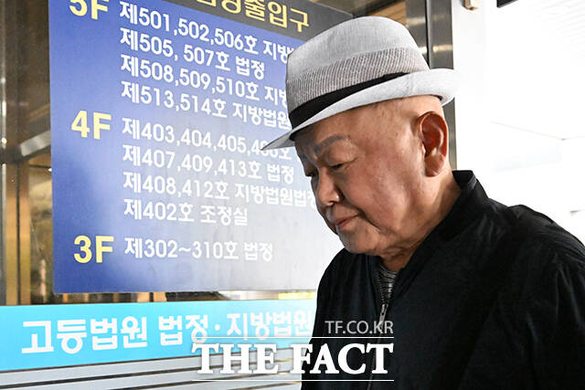 윤석열 전 대통령의 부인 김건희 여사에 대한 쥴리 의혹을 제기해 온 안해욱 전 한국초등학교태권도연맹 회장이 11일 오후 서울 서초구 서울중앙지방법원에서 열린 공판에 출석하고 있다. /서예원 기자