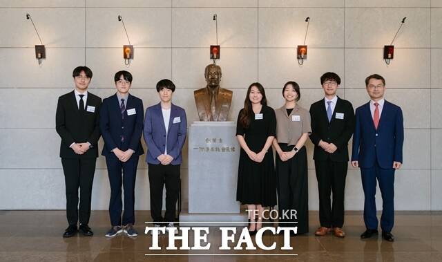 고(故) 이임용 태광그룹 창업주 흉상 앞에서 김민수 일주학술문화재단 이사장(맨 오른쪽)과 장학생들이 기념촬영을 하고 있다. /태광그룹