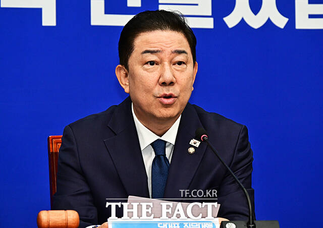 김병기 더불어민주당 당대표 직무대행 겸 원내대표(사진)가 11일 오전 서울 여의도 국회에서 열린 민주당 최고위원회의에서 특검은 김건희를 정점으로 한 내란 세력과 부정부패 실체를 낱낱이 밝혀야 한다고 강조했다. /배정한 기자