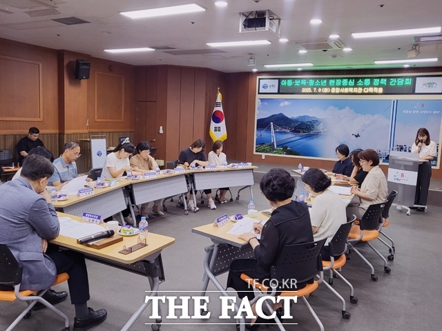 남해군이 현장 중심 소통 간담회를 열고 있다./남해군