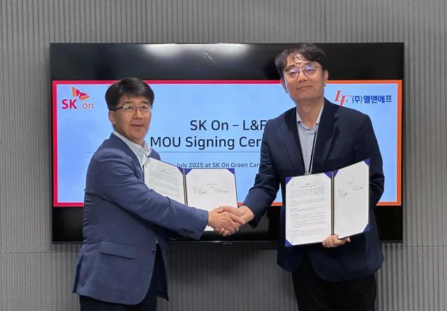 신영기 SK온 구매본부장(왼쪽)과 이병희 엘앤에프 최고운영책임자(COO)가 10일 오후 서울 종로구 SK온 그린캠퍼스에서 북미 지역 LFP 배터리 양극재 공급을 위한 업무협약(MOU) 체결 후 기념 촬영을 하고 있다. /SK온