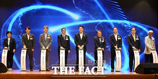 오세훈 서울시장이 11일 서울주택도시개발공사 출범 및 비전 선포 세레머니를 하고 있다./서울시