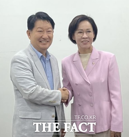 권영진 의원(사진 왼쪽)과 이인선 의원이 11일 국민의힘 대구시당에서 기자회견을 갖고 악수를 하고 있다. /뉴시스