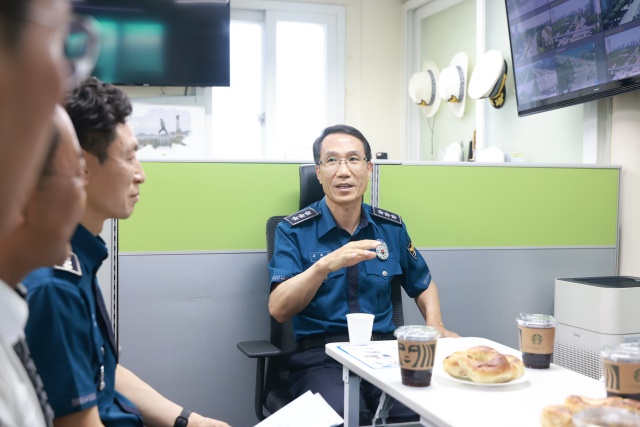 경찰청은 유재성 경찰청장 직무대행이 11일 서울 영등포경찰서 교통정보센터와 강남경찰서 역삼지구대를 찾아 기초질서 확립을 강조하고, 경찰관들의 노고를 격려했다고 밝혔다. 사진은 유 직무대행이 이날 영등포경찰서 교통정보센터에 방문한 모습./경찰청 제공