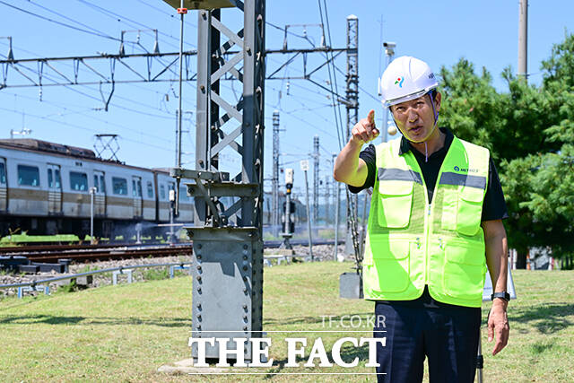 오세훈 시장이 폭염과 관련해 철도 관계자들에게 질문하는 모습.