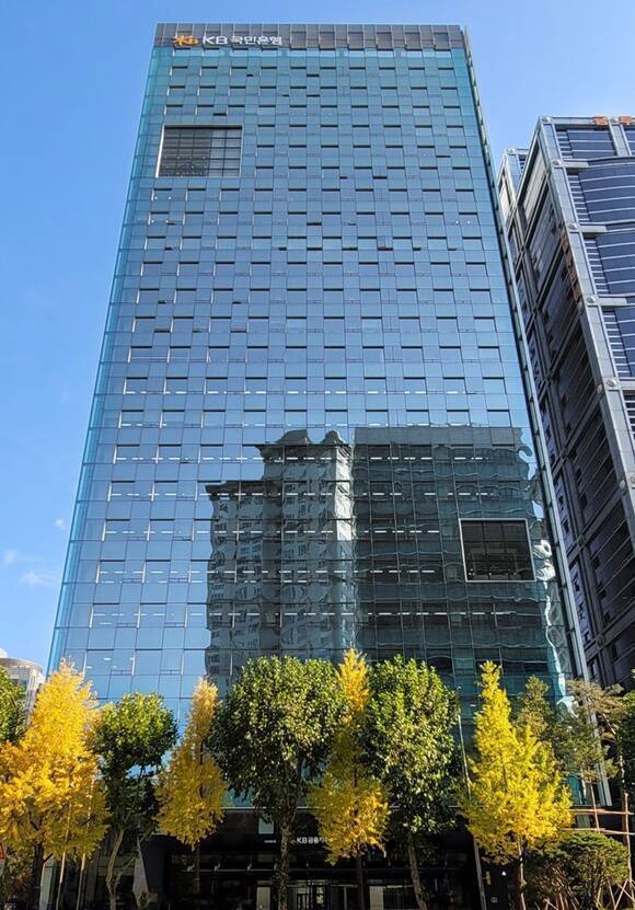 KB국민은행이 10일 소상공인을 위한 맞춤형 종합지원 공간인 소상공인 One-Stop 컨설팅센터 1호점을 개소했다. /KB국민은행