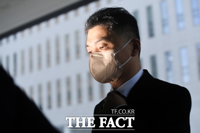 SM엔터테인먼트(SM) 시세조종 혐의로 기소된 김범수 카카오 창업자가 11일 재판에 불출석했다. 김 창업자는 내달 29일 열리는 결심공판에 출석해 피고인 신문을 받는다. 자본시장법 위반 혐의를 받는 김 창업자가 지난 2월7일 오전 서울 양천구 서울남부지법에서 열린 공판에 출석하고 있다. /더팩트DB