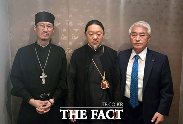 한러 수교 35주년 기념 행사가 테오파니스 김 러시아정교회 대주교(가운데)와 한러친선협회의 주도로 열린다. 왼쪽부터 바오로 신부, 테오파니스 김 대주교, 문종금 한러친선협회 이사장. /한러친선협회