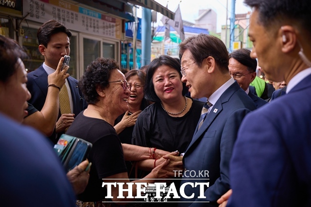 이재명 대통령이 20일 울산 울주군 언양알프스시장을 찾아 시민들과 인사를 나누고 있다. /대통령실