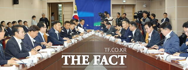 11일 전북도청 종합상황실에서 열린 전북지역 국회의원·도·시군 예산정책협의회에 김관영 도지사를 비롯한 지역 국회의원, 14개 시장·군수가 한자리에 모인 가운데 2026년 국가예산 확보 및 지역현안 해결을 위해 공동 대응체계를 다지기 위한 회의를 하고 있다. /전북도