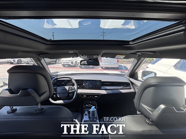 파노라마 선루프를 적용한 액티언 하이브리드 실내. 개방감 있는 설계와 슬림한 센터패시아 구조가 눈에 띈다. /황지향 기자