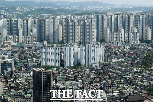 외국인의 국내 부동산 취득 사례가 증가하고 있다. 투기성 부동산 매입에 대한 우려의 목소리도 덩달아 커지고 있다. 사진은 서울 일대 주택가와 아파트 단지. /더팩트 DB