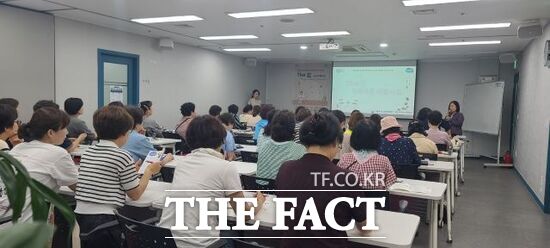 경기도가 이달부터 재가요양보호사, 학습지·방과후 교사, 검침원·방문판매원 등 여성 이동노동자 180명을 대상으로 시행하는 커피 쿠폰 지원 사업의 오리엔테이션이 진행되고 있다. /경기도