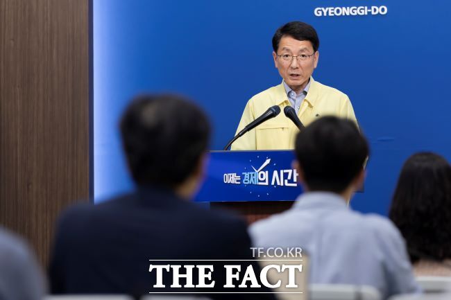 김성중 행정1부지사가 11일 경기도청 브리핑룸에서 경기도 극한 폭염 긴급대책을 발표하고 있다./경기도