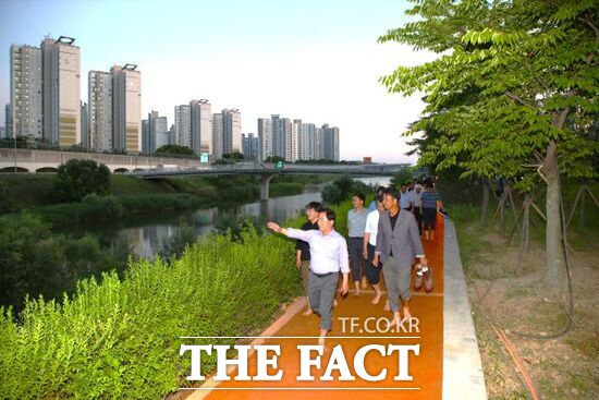 주광덕 경기 남양주시장(맨 앞)이 지난 10일 진접읍 장현리 일원에 새롭게 조성한 장현공원 내 왕숙천 테마정원을 방문, 시민과 함께 맨발 걷기 길을 직접 체험하며 정책 현장 투어를 진행하고 있다./남양주