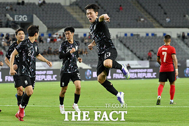 선제골 기뻐하는 강상윤.