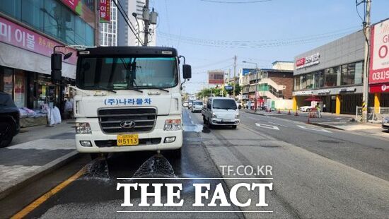 연일 폭염이 지속되고 있는 가운데 경기 파주시가 살수차를 이용, 달궈진 아스팔트 도로를 식히고 있다./파주시