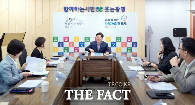 박승원 광명시장이 민생안정지원금 효과분석 연구용역 중간보고회에서 초기 분석 결과에 대해 연구자들과 논의하고 있다./광명시