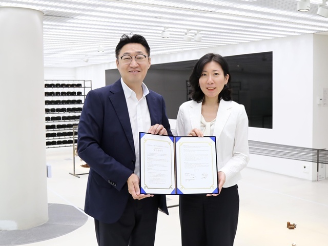 신세계면세점이 지난 10일 서울시립미술관과 콘텐츠 교류 및 협업 강화를 위한 업무협약(MOU)을 체결했다. (왼쪽부터) 곽종우 신세계디에프 마케팅담당과 정소라 서울시립미술관 학예연구부장이 업무협약 체결 후 기념촬영을 하고 있다. /신세계면세점
