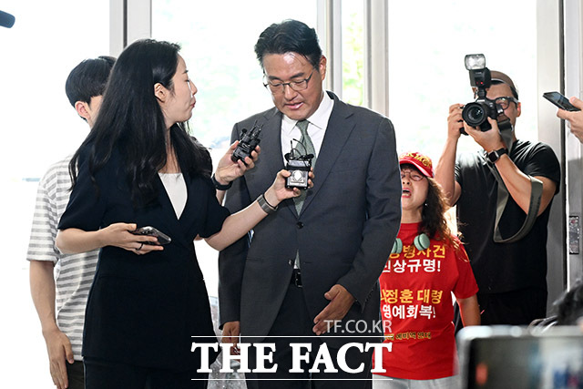 [더팩트ㅣ남용희 기자] 직권남용 권리행사 방해 혐의를 받는 김태효 국가안보실 1차장이 11일 오후 서울 서초구 순직해병특검 사무실로 조사를 받기 위해 이동하고 있다.