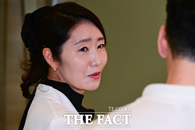 더불어민주당이 오는 14일부터 시작되는 이재명 정부 1기 내각 후보자 인사청문회를 앞두고 공세 차단에 주력하는 모습이다. 강선우 여성가족부 장관 후보자가 지난달 26일 오후 서울 종로구 이마빌딩에 마련된 인사청문회 준비 사무실로 출근하는 모습. /남윤호 기자