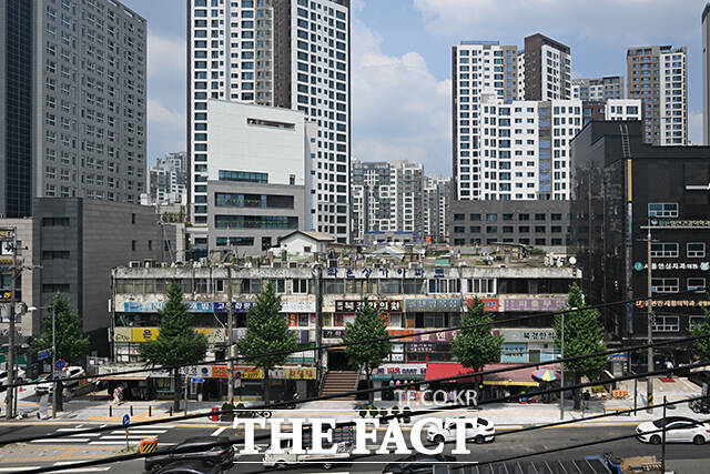 국내 최초 주상복합 건물인 서울 서대문구 남가좌동의 좌원상가아파트가 새롭게 지어진 고층 아파트들과 대조를 이루고 있다. /서예원 기자