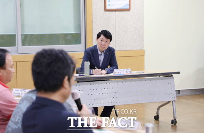 김민철 경상원장이 지난 10일 화성에서 열린 정담회에서 소상공인들의 의견을 메모하고 있다. /경기도시장상권진흥원