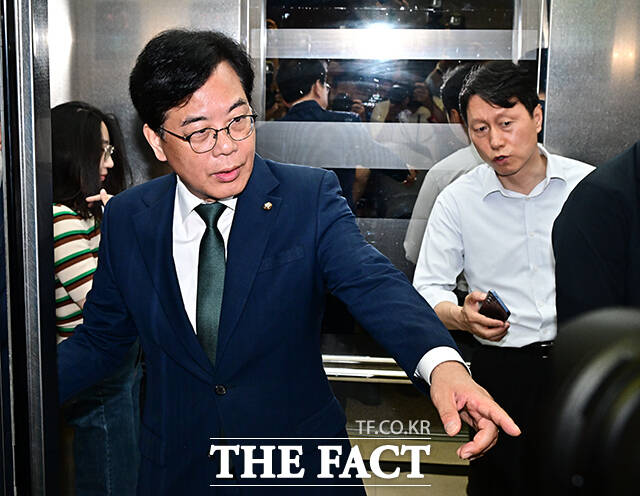 국민의힘은 보좌질 갑질 의혹에 휩싸인 강선우 후보자에 대한 공세 수위도 높이고 있다. 송언석 국민의힘 비상대책위원장 겸 원내대표가 9일 오전 서울 여의도 국회에서 열린 비상대책위원회의를 마친 뒤 이동하고 있다./국회=배정한 기자