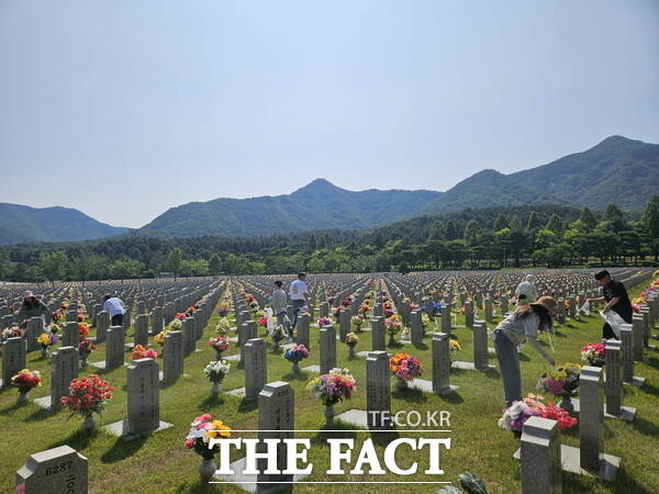 대전문화재단 임직원들이 11일 국립대전현충원에서 사회공헌활동을 펼치고 있다. /대전문화재단