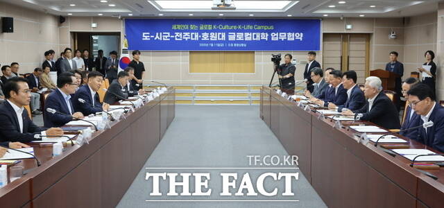 11일 전북도청 종합상황실에서 열린 전북 지역구 국회의원-도-시군-대학 간담회에 김관영 전북도지사, 도내 국회의원 6명, 박진배 전주대 총장, 강희성 호원대 총장이 참석한 가운데 글로컬대학 본지정 대응 간담회를 갖고 있다. /전북도