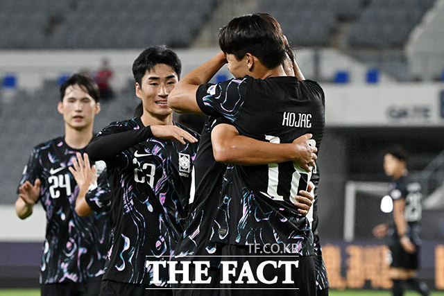 한국과 홍콩의 2025 동아시아축구연맹(EAFF) E-1 챔피언십(동아시안컵) 경기가 11일 오후 용인미르스타디움에서 열린 가운데 이호재가 2-0 리드를 안기는 추가 득점 후 동료들의 축하를 받고 있다. /용인미르스타디움=남용희 기자