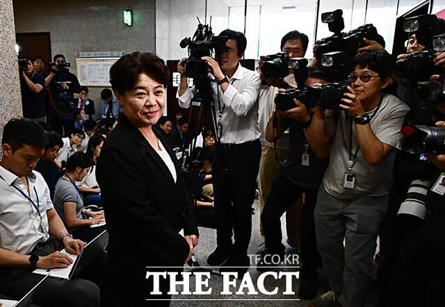 혁신 의지를 의심하게 만드는 당내 혼란한 상황이 반영된 것으로 풀이된다. 그러나 지지율 하락세가 여기서 멈추지 않을 것이라는 전망이 우세하다. 사진은 윤희숙 국민의힘 신임 혁신위원장이 9일 오후 서울 여의도 국회에서 취재진의 질문에 답변하고 있는 모습. /국회=배정한 기자