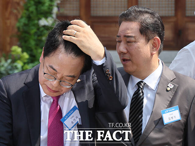 송언석 국민의힘 원내대표(왼쪽)가 8일 오전 서울 여의도 국회 사랑재에서 열린 K-바캉스 캠페인에서 김병기 민주당 원내대표와 기념촬영 전 머리를 만지고 있다. /남윤호 기자(현장풀)