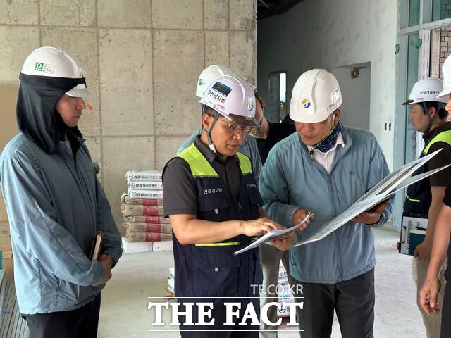 전남개발공사가 혹서기 대비 건설현장 특별점검을 실시하고 있다. /전남개발공사