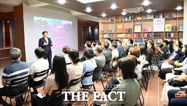 임병택 시흥시장이 지혜관 개관식에서 축사를 하고 있다./시흥시