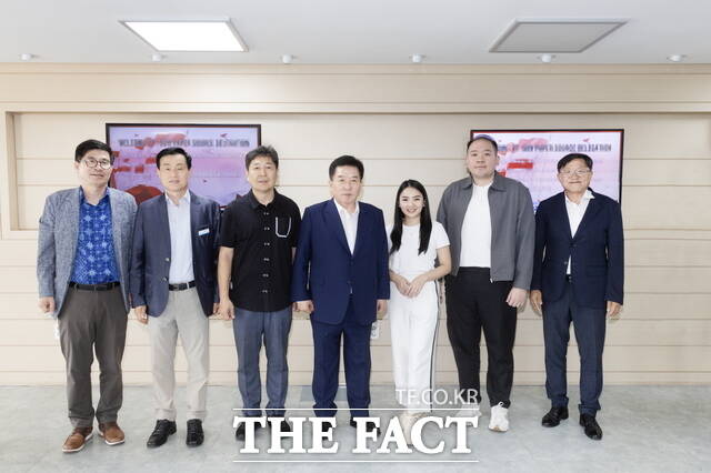 광양만권경제자유구역청 관계자들이 인도네시아 잠재 투자 기업 관계자들과 현장시찰을 하고 기념사진을 찍고 있다./광양만권경제자유구역청