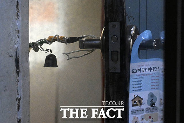 벨 대신 문고리에 철사로 휘감은 작은 종을 매달았다.