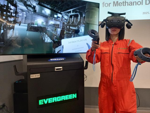 삼성중공업이 VR(가상현실) 설루션을 개발해 대만 해운사 에버그린 본사에 설치했다. 에버그린 작업자가 삼성중공업이 개발한 VR 솔루션을 시연하는 모습. /삼성중공업