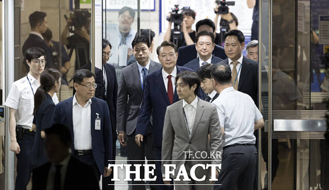윤석열 전 대통령이 9일 서울 서초구 서울중앙지법에서 열린 직권남용 등 혐의 영장실질심사(구속 전 피의자 심문)를 마친 뒤 대기 장소인 서울구치소로 이동하기 위해 법원을 나서고 있다. /사진공동취재단