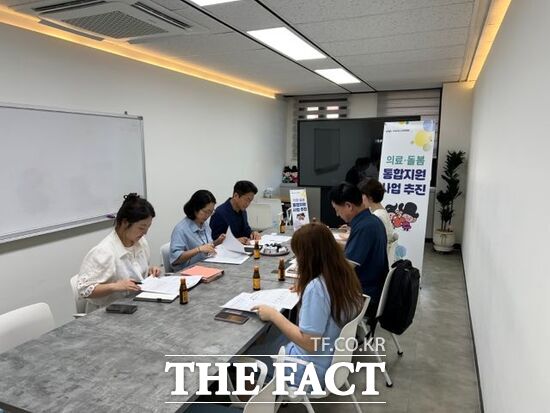 경기 의정부시 관계자들이 지난 9일 ‘의료·돌봄 통합지원 시범사업’의 원활한 추진을 위해 국민건강보험공단 의정부지사 관계자와 간담회를 진행하고 있다./의정부시