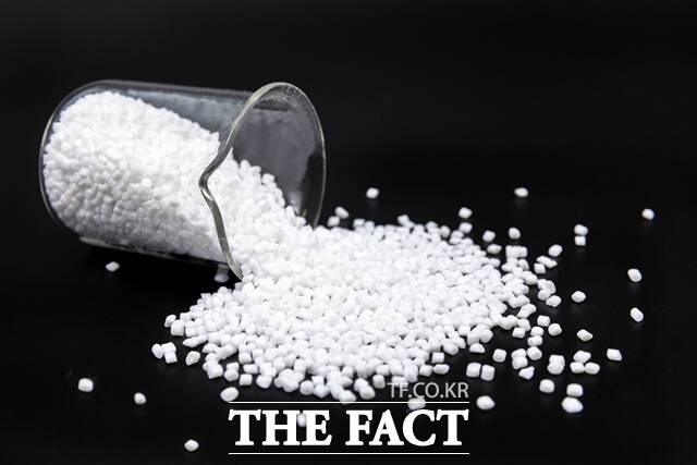 롯데케미칼이 한국환경산업기술원이 주관하는 환경표지 인증 적합원료 공급망에 참여해 PE, PP, PET 등 플라스틱 소재군 내 39개 제품을 적합 원료로 승인 운영 중이다. /롯데케미칼